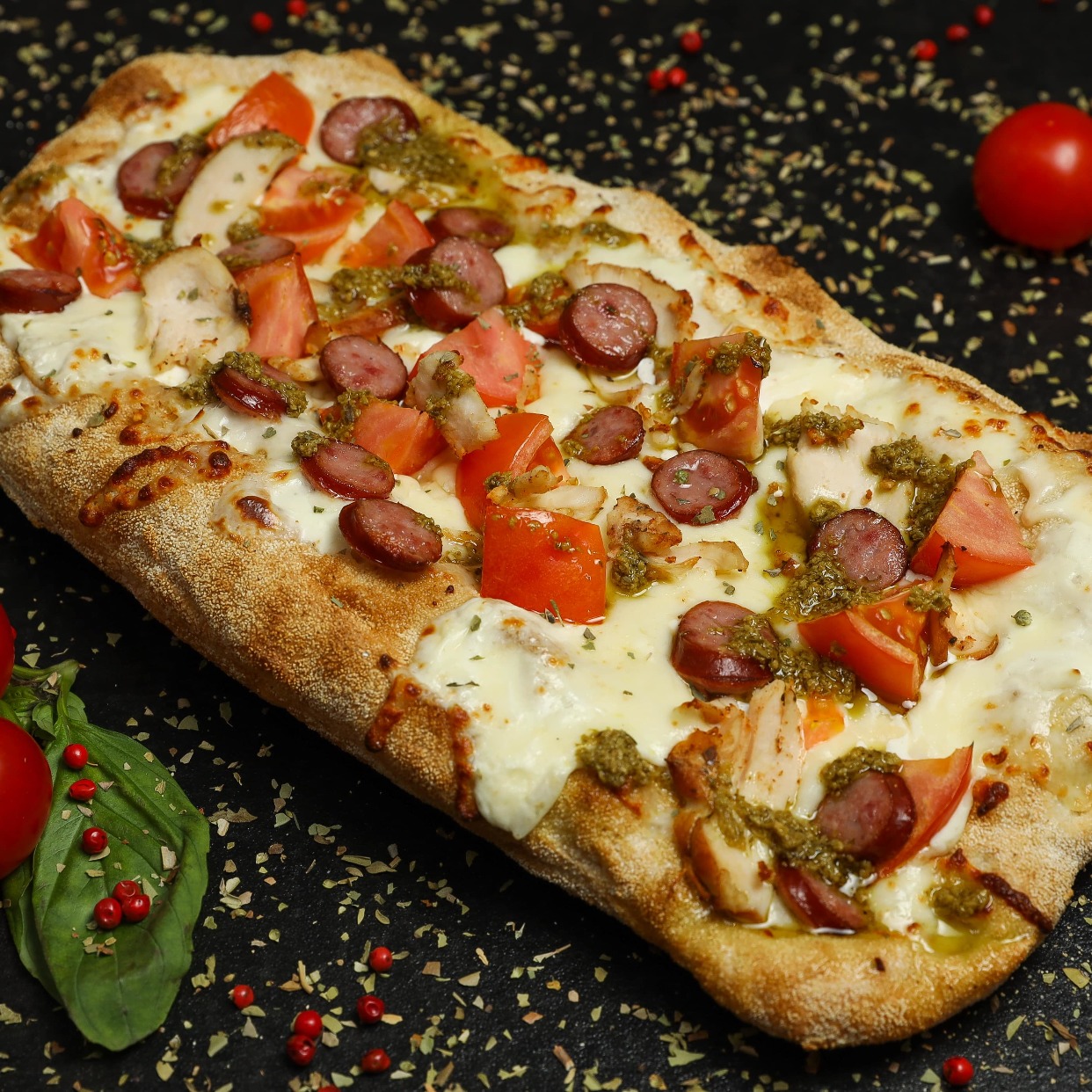 С курицей, колбасками и соусом песто РИМ